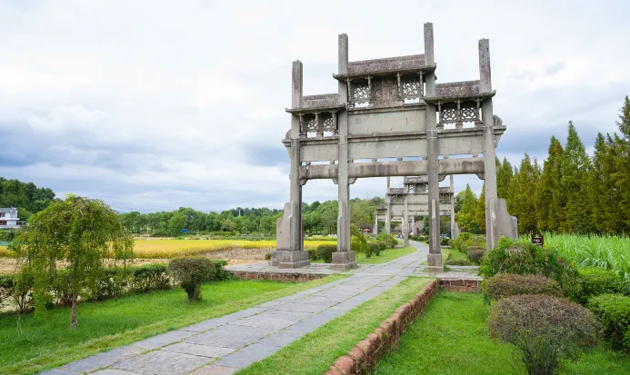 棠樾牌坊羣的牌坊與田野 棠樾牌坊羣的牌坊與田野