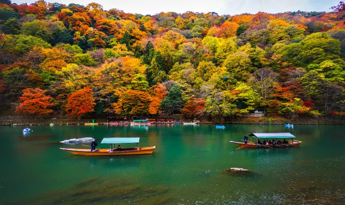 京都嵐山一帶的秋日山色