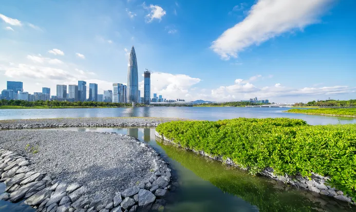 深圳人才公園一帶的海濱與城市天際線,適合沿綠道慢行 深圳人才公園一帶的海濱與城市天際線,適合沿綠道慢行