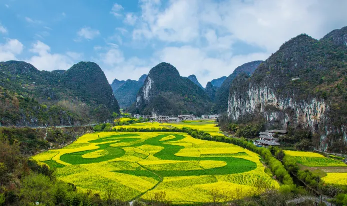 龍宮景區洞中瀑布與暗河遊船