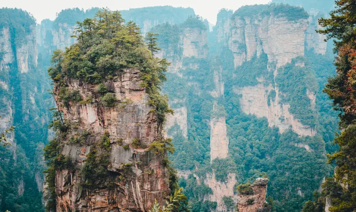 袁家界乾坤柱獨立於峰林之間，是阿凡達懸浮山的原型