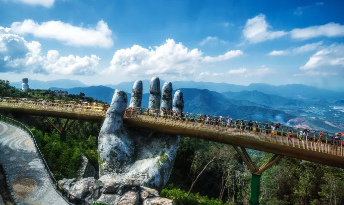 巴拿山太陽世界佛手橋是IG熱門打卡地標