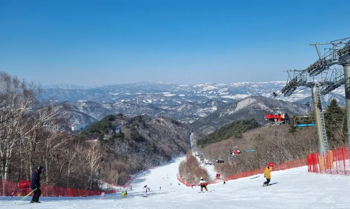 龍平滑雪場的雪季全景 龍平滑雪場的雪季全景