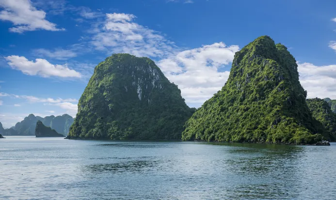 下龍灣喀斯特地貌與海上峰林構成壯麗景觀 下龍灣喀斯特地貌與海上峰林構成壯麗景觀