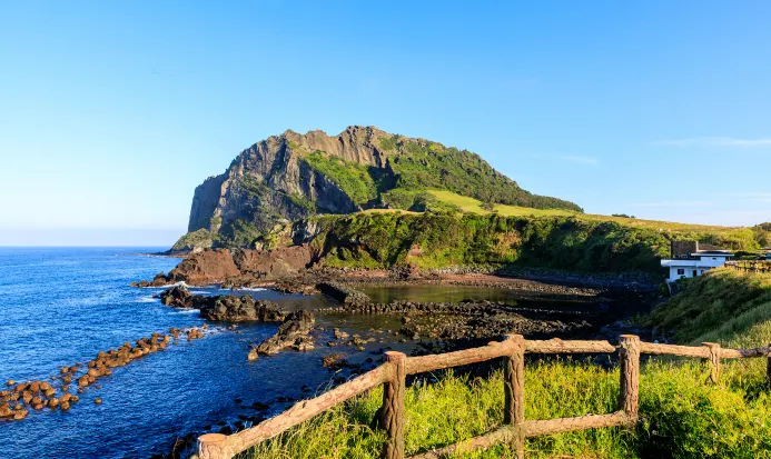 濟州島擁有壯麗的火山地貌和清澈海水,是夏日度假首選 濟州島擁有壯麗的火山地貌和清澈海水,是夏日度假首選