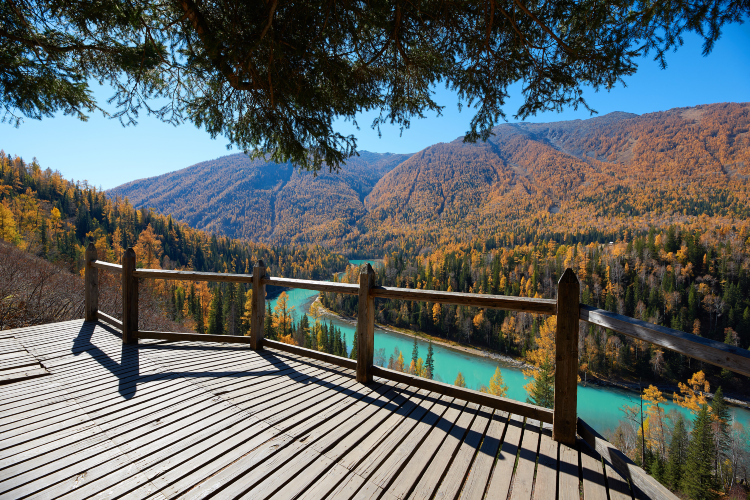 喀納斯湖畔圖瓦村秋景