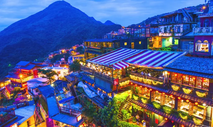 九份老街依山而建的聚落夜景