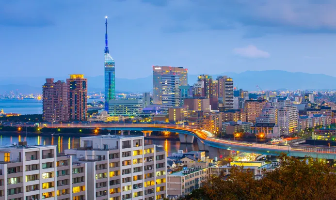 福岡塔是百道浜會場的背景,塔前廣場同時設聖誕市集與戶外溜冰場 福岡塔是百道浜會場的背景,塔前廣場同時設聖誕市集與戶外溜冰場