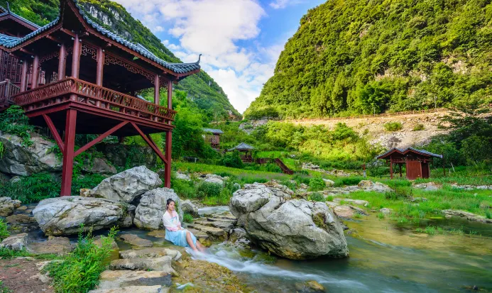長順神泉谷景區秋季粉黛亂子草花海與田園景觀