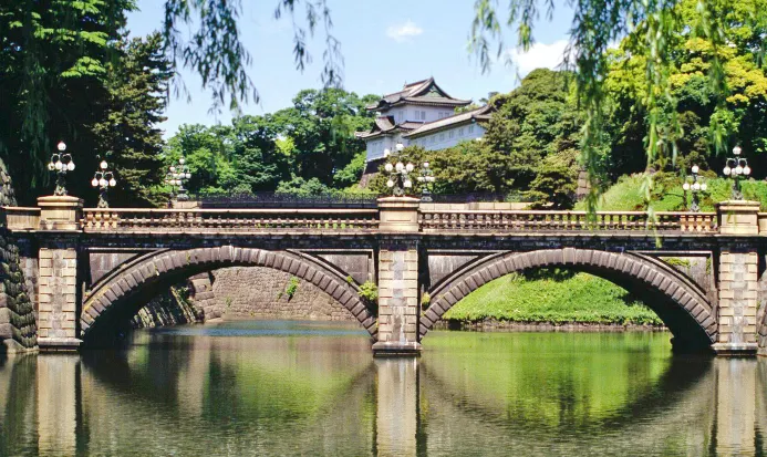 鄰近皇居的二重橋一帶，是東京市區兼具歷史與風景的地標