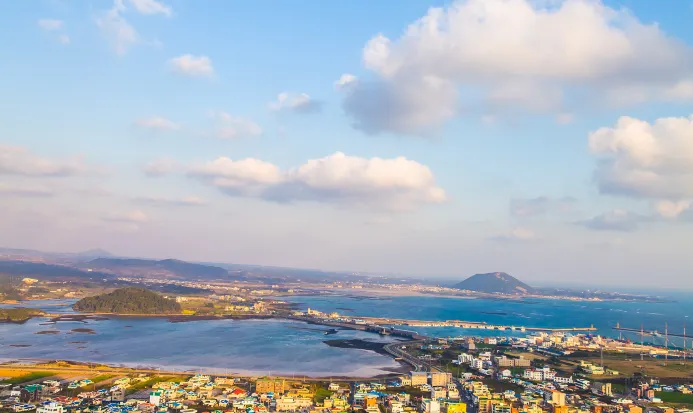 城山日出峰是濟州島地標性景點 城山日出峰是濟州島地標性景點
