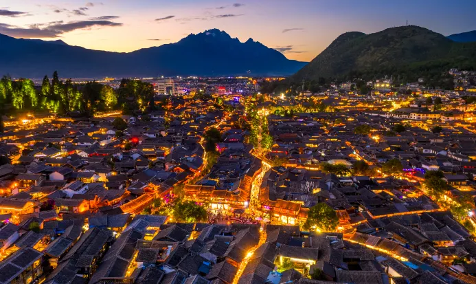 麗江古城夜景與遠山相映 麗江古城夜景與遠山相映