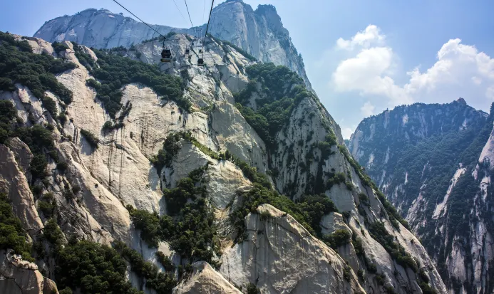 華山西峰索道穿越群山，是登峰最便捷的方式之一