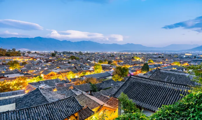 麗江古城青瓦木樓層層疊疊，充滿古樸風情