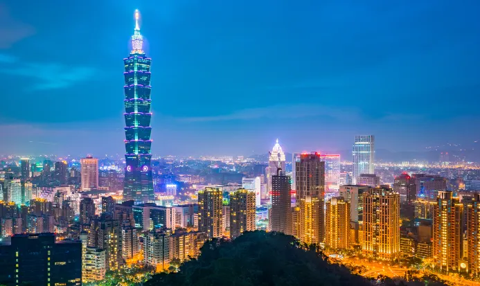 台北101大樓夜景與滿月同框 台北101大樓夜景與滿月同框