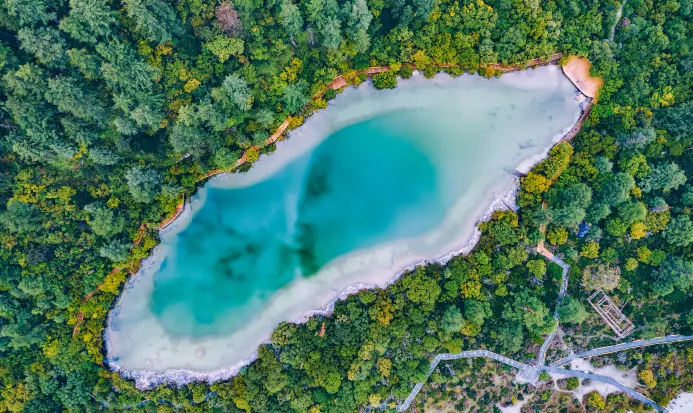 卓瑪拉措湖水清澈，倒映神山與彩林