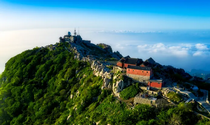 泰山主峰玉皇頂一帶的雲海山景 泰山主峰玉皇頂一帶的雲海山景