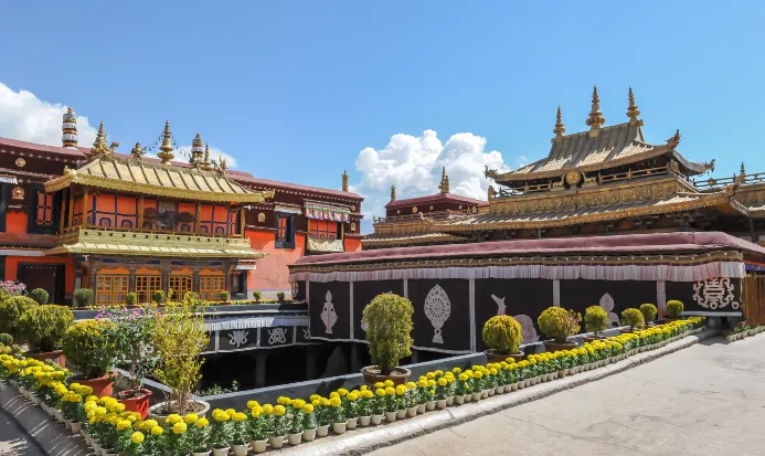 大昭寺金頂與寺前轉經的信眾 大昭寺金頂與寺前轉經的信眾
