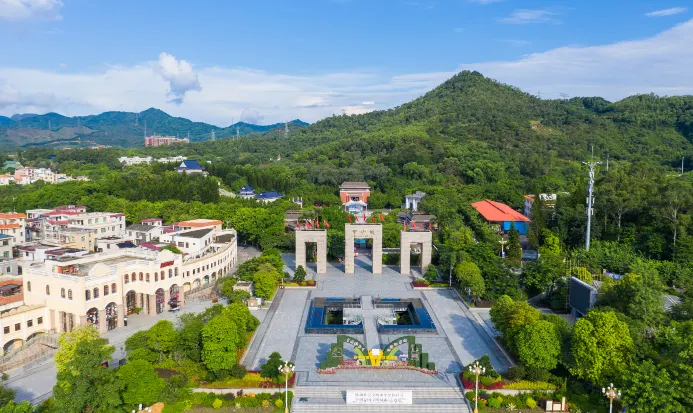 中山影視城的西式建築與山景 中山影視城的西式建築與山景