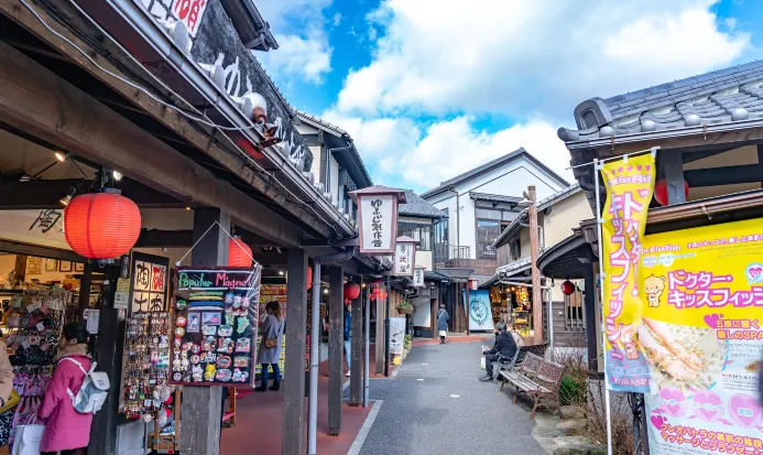由布院溫泉街兩旁商店同甜品店林立，最啱邊行邊食