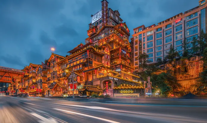 重慶洪崖洞民俗風貌區的臨江吊腳樓夜景