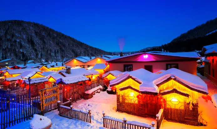 中國雪鄉雪韻大街的雪屋與紅燈籠夜景 中國雪鄉雪韻大街的雪屋與紅燈籠夜景