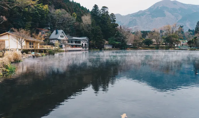 由布院金鱗湖湖面倒映天光與秋色 由布院金鱗湖湖面倒映天光與秋色