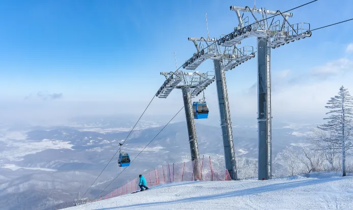 亞布力滑雪旅遊度假區的雪道與林海雪原 亞布力滑雪旅遊度假區的雪道與林海雪原