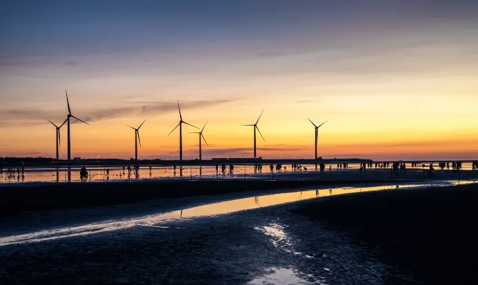 高美濕地夕陽與風力發電機