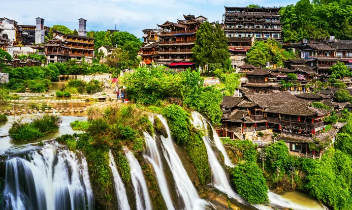 芙蓉鎮大瀑布穿鎮而過，兩側吊腳樓層層而建