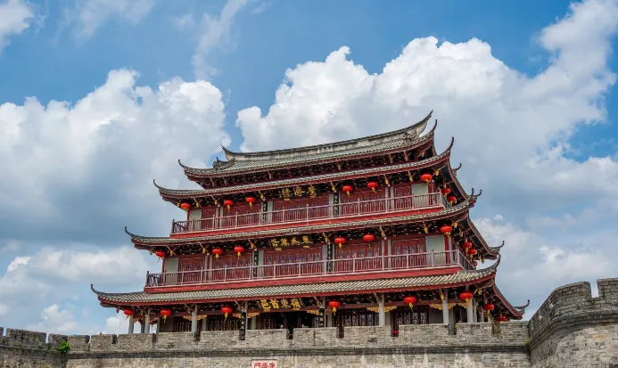 潮州古城街巷以牌坊街為軸,兩側是南洋風騎樓 潮州古城街巷以牌坊街為軸,兩側是南洋風騎樓