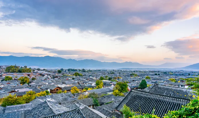 麗江古城俯瞰全景,晨光中小橋流水同納西建築相映成趣 麗江古城俯瞰全景,晨光中小橋流水同納西建築相映成趣