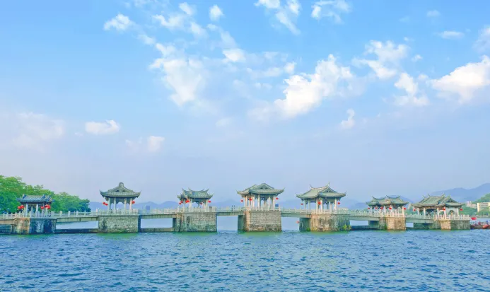 廣濟橋橫跨韓江,樑橋與浮橋相接,是潮州古城的地標 廣濟橋橫跨韓江,樑橋與浮橋相接,是潮州古城的地標