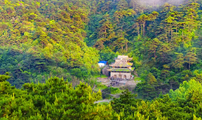 三清宮古建築群隱於山林之間 三清宮古建築群隱於山林之間