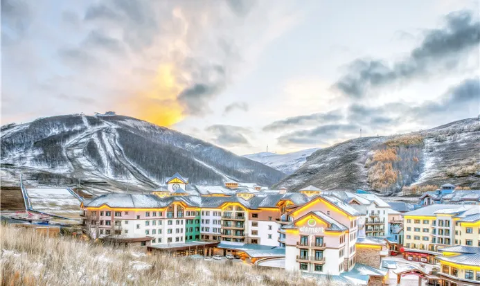 崇禮太舞度假小鎮的雪山與歐式建築群