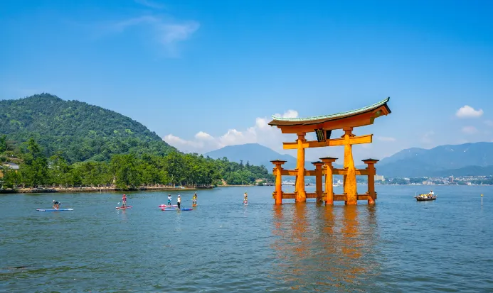 嚴島神社朱紅色社殿與迴廊 嚴島神社朱紅色社殿與迴廊