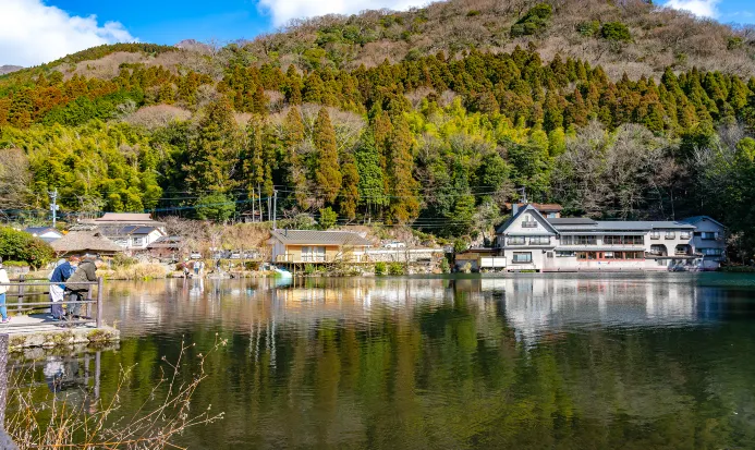 由布院一帶湖光與群山環抱嘅秋日景緻 由布院一帶湖光與群山環抱嘅秋日景緻