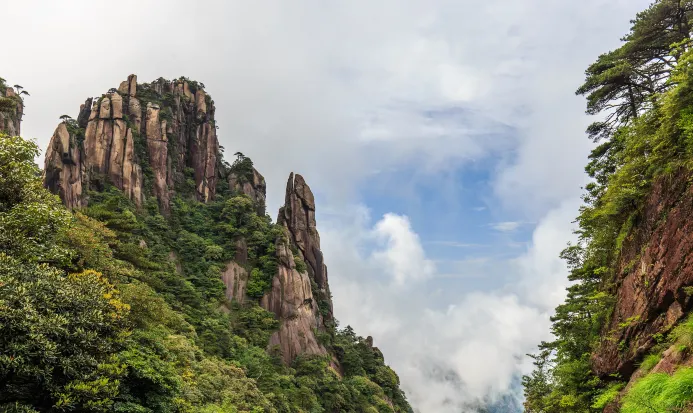 三清山雲海翻湧,奇峰在雲霧間若隱若現 三清山雲海翻湧,奇峰在雲霧間若隱若現