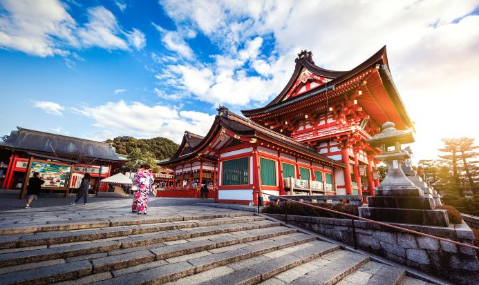 伏見稻荷大社朱紅色鳥居沿山勢層疊而上,係京都最具代表性嘅文化景觀 伏見稻荷大社朱紅色鳥居沿山勢層疊而上,係京都最具代表性嘅文化景觀