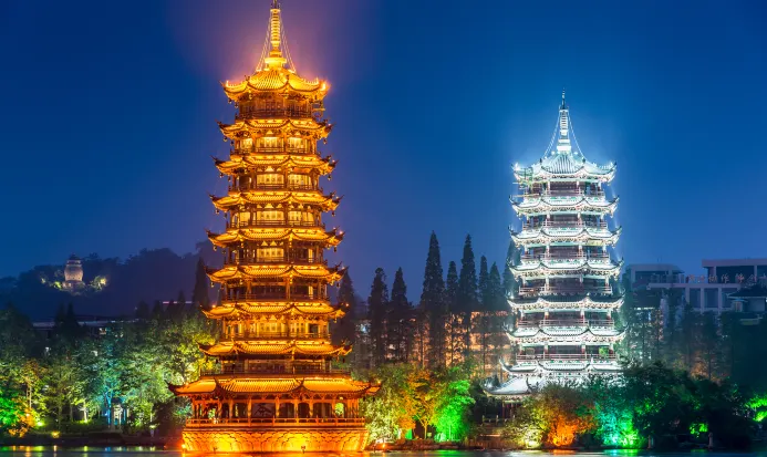 桂林兩江四湖夜景中的中式建築與璀璨燈火 桂林兩江四湖夜景中的中式建築與璀璨燈火