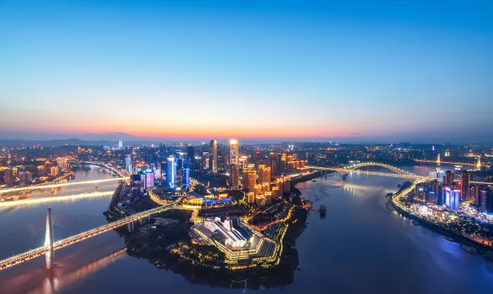 重慶兩江夜景璀璨，立體城市輪廓好有電影感