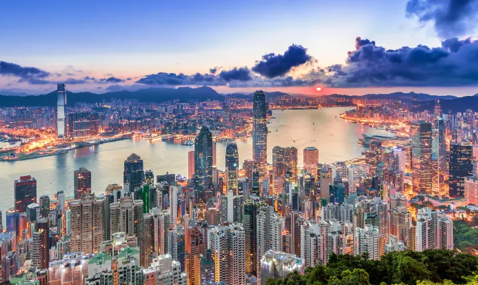 維多利亞港兩岸天際線璀璨奪目，入住維港海景酒店房間即可飽覽壯麗夜景，Staycation首選