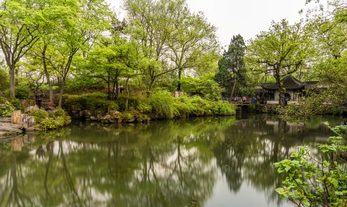 蘇州拙政園水景,亭台倒影映於池塘 蘇州拙政園水景,亭台倒影映於池塘
