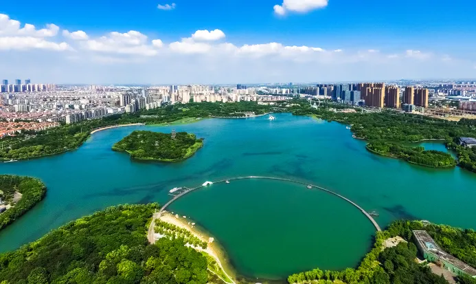 無錫太湖沿岸的湖光與城市天際線 無錫太湖沿岸的湖光與城市天際線