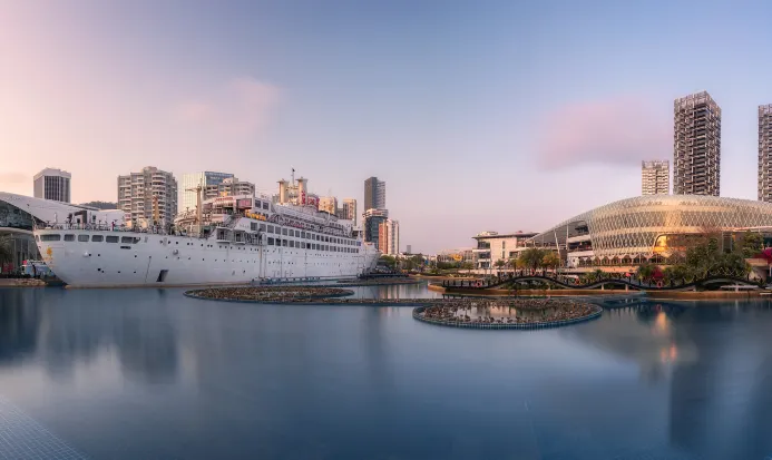 深圳海上世界明華輪與濱海商圈夜景