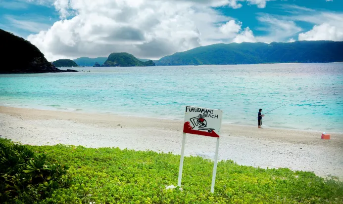 座間味島係慶良間群島中部有人島，四周海域適合浮潛