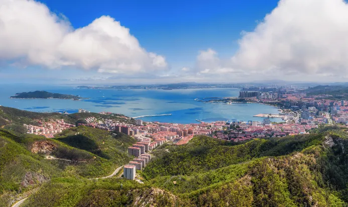 威海依山傍海的海岸線與城市景緻 威海依山傍海的海岸線與城市景緻