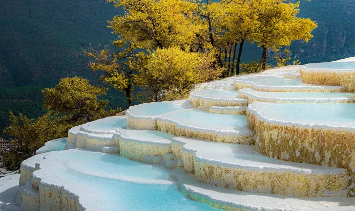 白水台層層鈣華台地，秋日下泛着柔和光澤