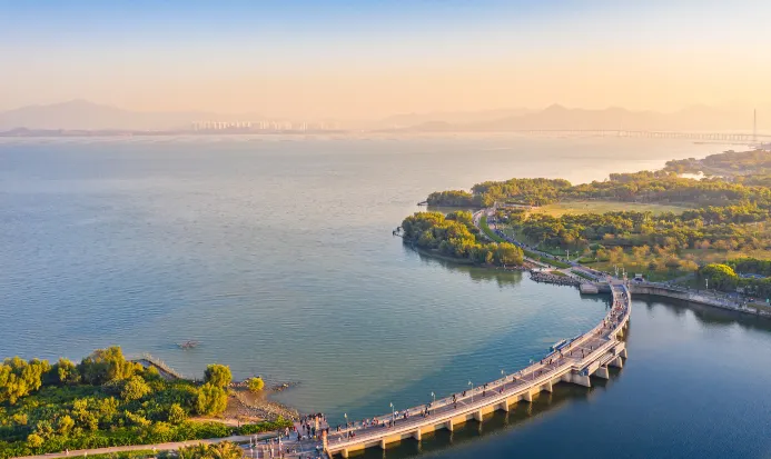 深圳灣公園沿岸的城市綠道與海濱景色,是南山一日遊的其中一段 深圳灣公園沿岸的城市綠道與海濱景色,是南山一日遊的其中一段