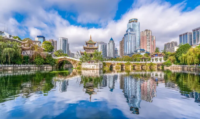 貴陽甲秀樓臨南明河而立的秋日景色